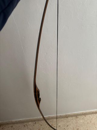 Arco de madera con flechas para diestros