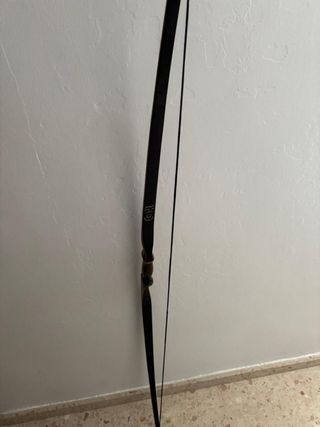 Arco de madera con flechas para diestros