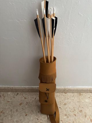 Arco de madera con flechas para diestros