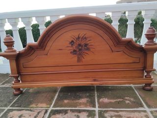 Cabecero de madera maciza tallado. No se envía.