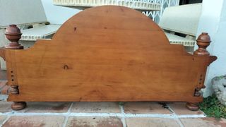 Cabecero de madera maciza tallado. No se envía.