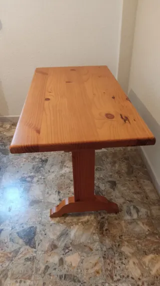 Mesa de comedor de madera