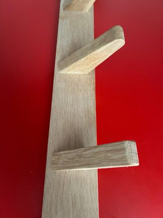 Colgador de madera con 5 ganchos