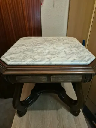 Mesa de madera con tapa de mármol