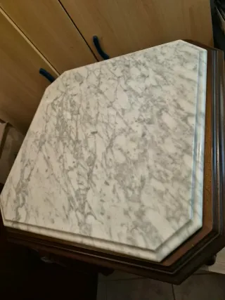 Mesa de madera con tapa de mármol