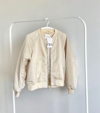 Cazadora bomber de Zara Kids beige dorado