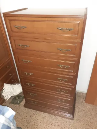 Cómoda de madera maciza color nogal