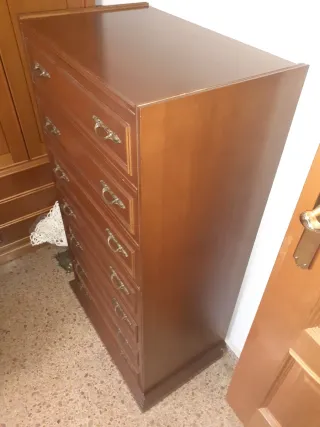 Cómoda de madera maciza color nogal