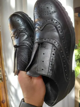 Scarpe in pelle senza lacci. Usate.