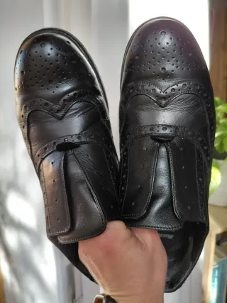 Scarpe in pelle senza lacci. Usate.