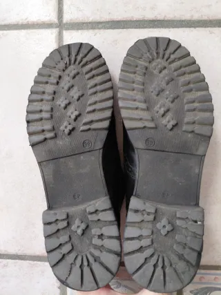 Scarpe in pelle senza lacci. Usate.