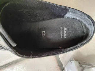 Scarpe in pelle senza lacci. Usate.