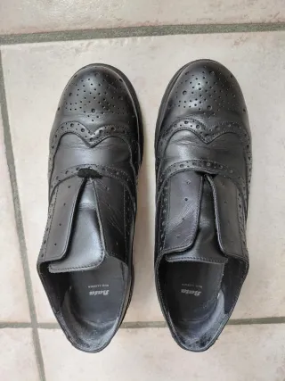 Scarpe in pelle senza lacci. Usate.