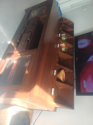 Aparador de madera y cristal