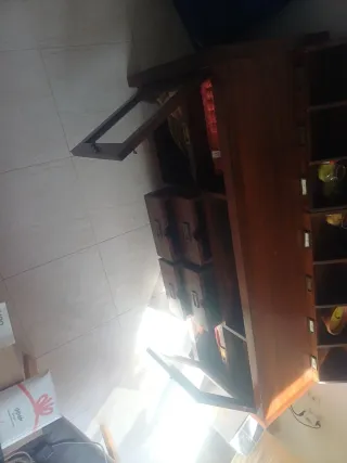 Aparador de madera y cristal