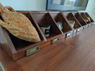 Aparador de madera y cristal