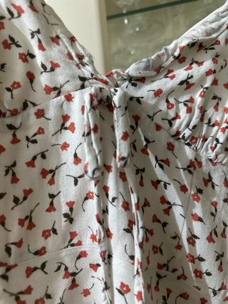 Vestido de verano floral blanco y rojo