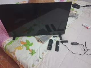 Televisor Negro con el aparato emartitv