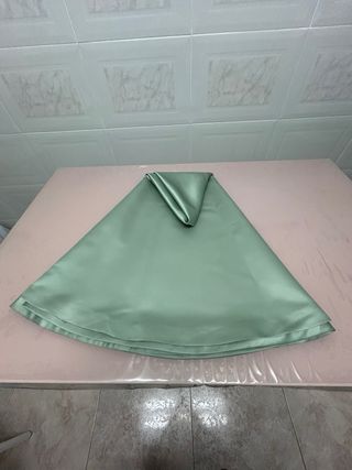 Falda camilla verde satinada + tapete de ganchillo