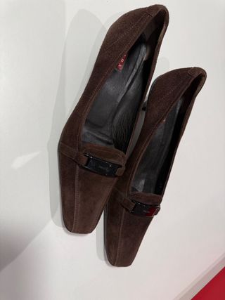 Zapatos Prada tacón bajo ante marrón