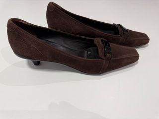 Zapatos Prada tacón bajo ante marrón