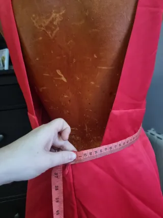 Vestido de fiesta rojo con cola. Usado una vez.