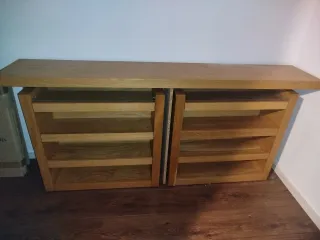 Zapatero de madera marrón