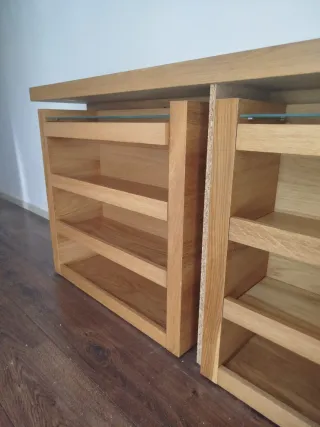 Zapatero de madera marrón