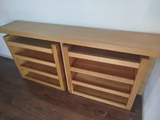 Zapatero de madera marrón