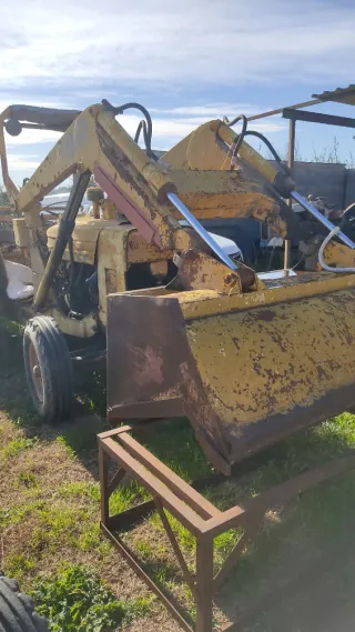 Tractor Ford con pala