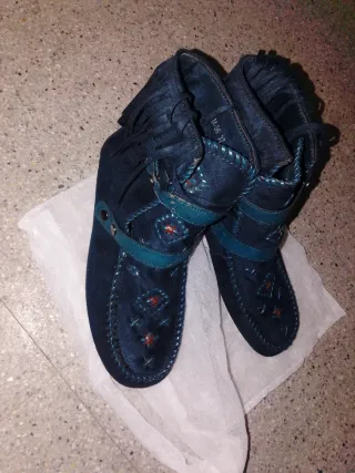 Botines azules con detalles
