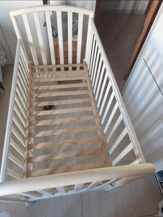 Cuna de bebé blanca