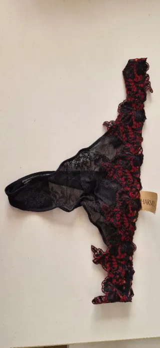 Tanga Lise Charmel de encaje Negro/Rojo Talla XL.