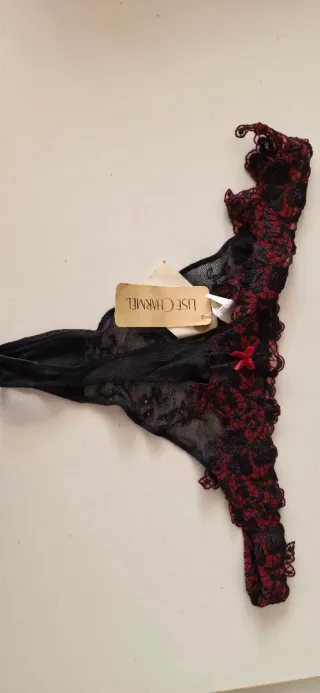 Tanga Lise Charmel de encaje Negro/Rojo Talla XL.