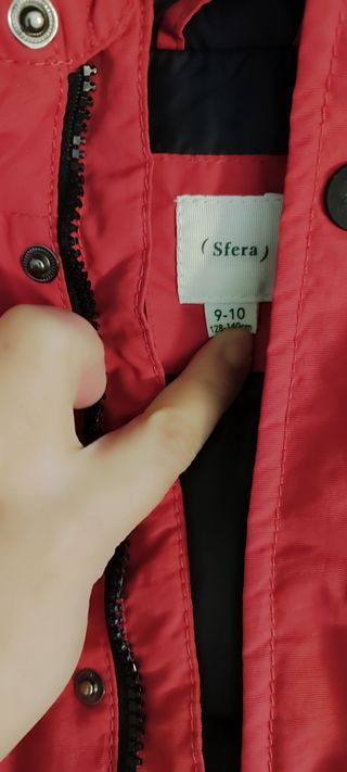 Abrigo niño rojo con capucha y pelo