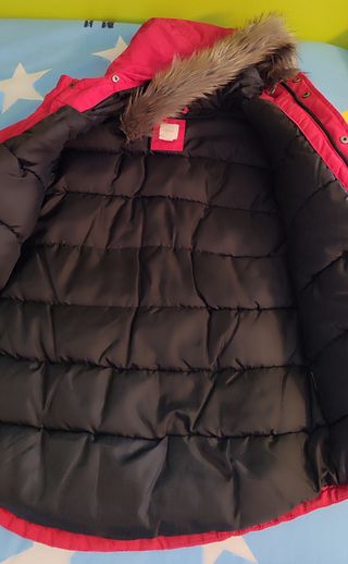 Abrigo niño rojo con capucha y pelo