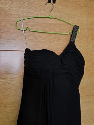 Vestido de fiesta azul marino asimétrico con chal