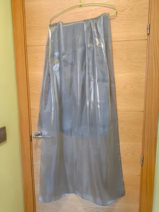 Vestido de fiesta azul marino asimétrico con chal