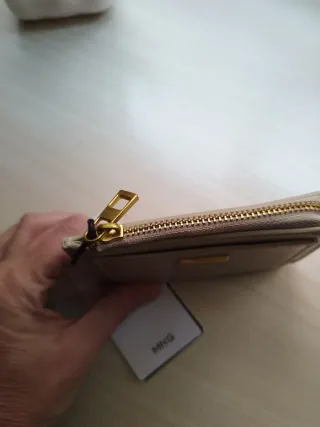 Cartera Mango Beige con Detalle Dorado