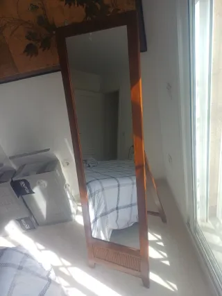 Espejo de pie de madera y mimbre