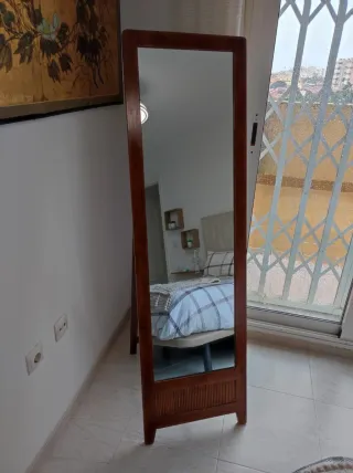 Espejo de pie de madera y mimbre