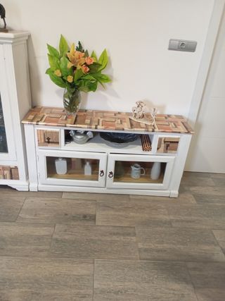 Muebles vitrinas estilo mexicano.