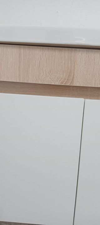 Mueble de baño beige y blanco