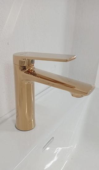 Mueble de baño beige y blanco