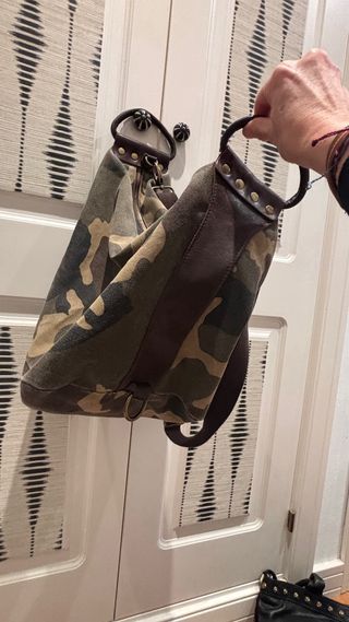 Bolso de piel y lona camuflaje