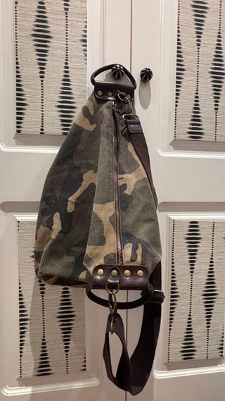 Bolso de piel y lona camuflaje
