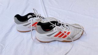 Zapatillas deportivas Adidas blancas y naranjas