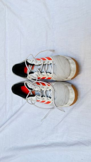 Zapatillas deportivas Adidas blancas y naranjas