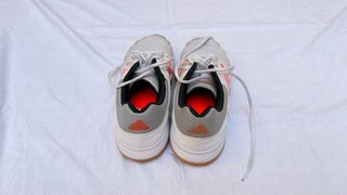 Zapatillas deportivas Adidas blancas y naranjas