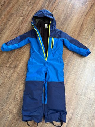 Mono de esquí azul y marino